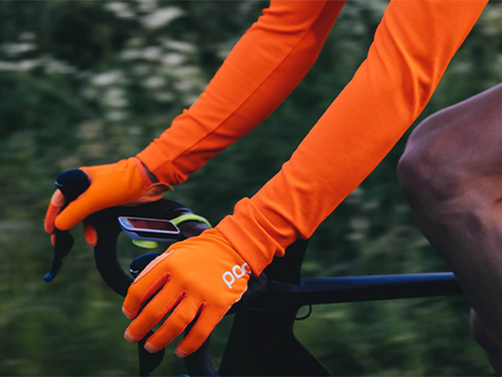 Fahrradfahrer mit orangen Handschuhen